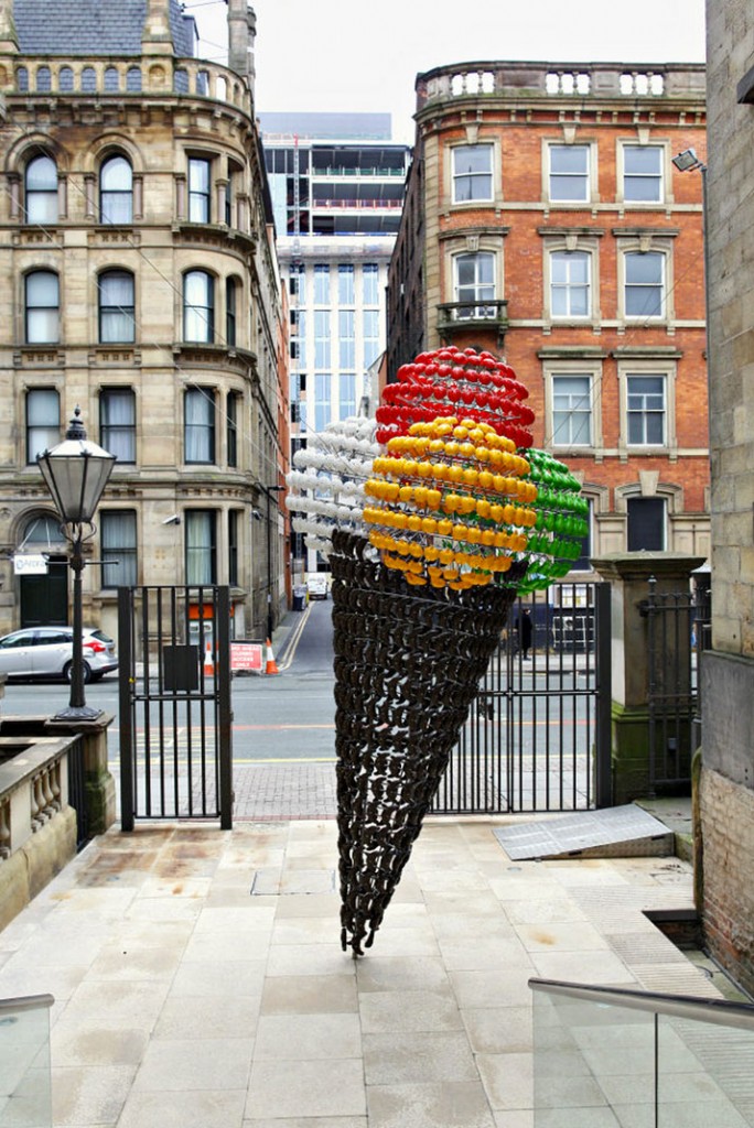 2-Joana-Vasconcelos-Time-machine-Manchester-Art-Gallery-yatzer